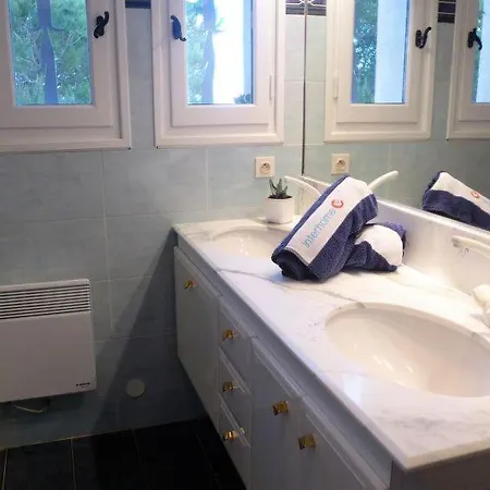 Cavalaire-sur-mer Sleeps 6 Pool Air Con Wifi